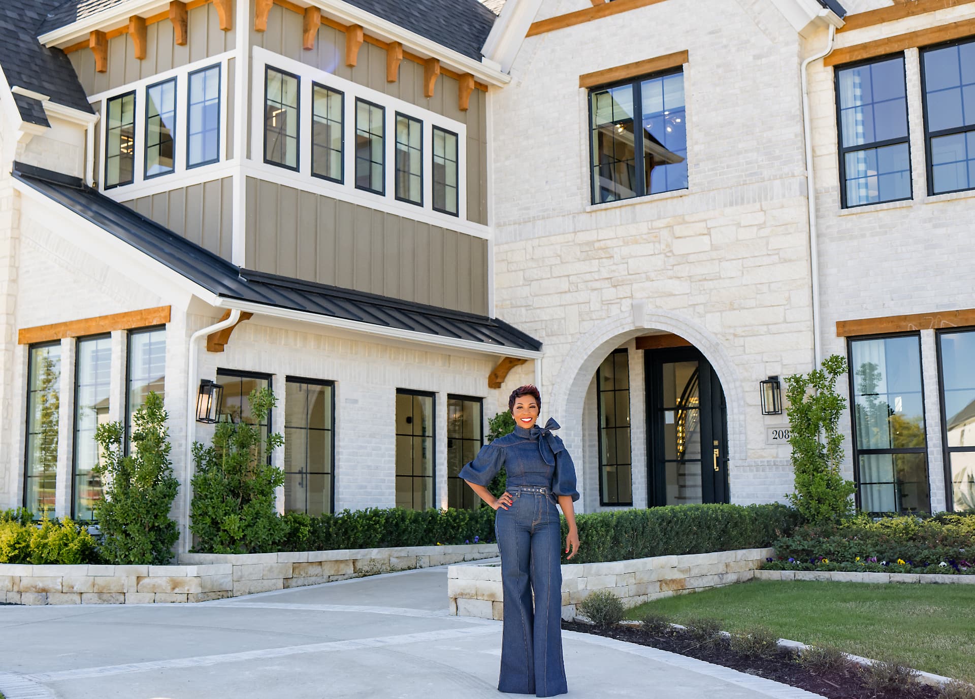 Wide brand portrait of a founder outside a luxury property